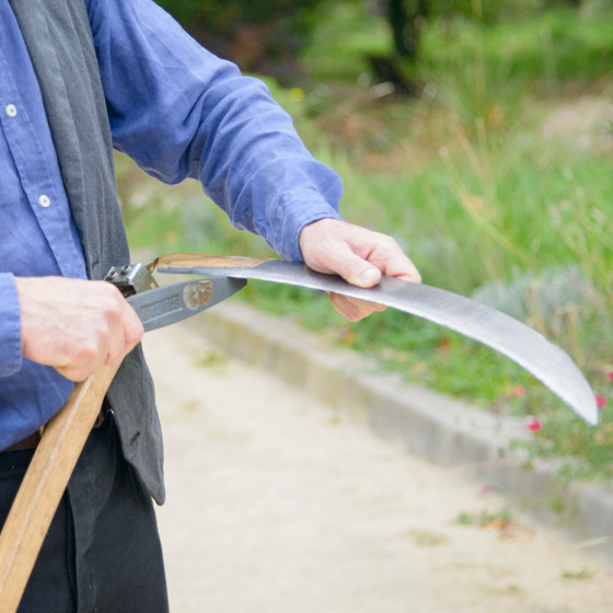 Découvrez les différentes méthodes pour aiguiser efficacement votre lame de faux et la garder toujours tranchante.